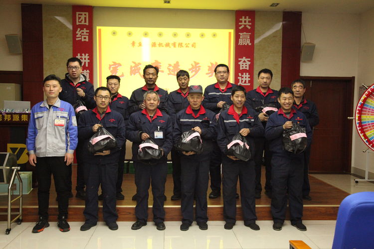 11月份取得優(yōu)異成績(jì)，由韓部長(cháng)上臺頒獎，并合影留念