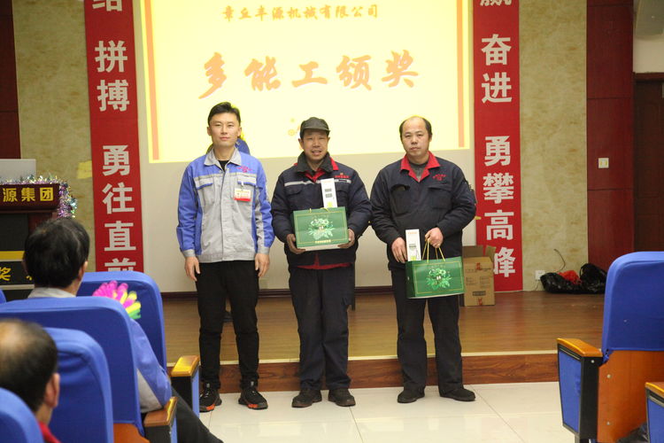 韓部長(cháng)為獲得個(gè)人奉獻獎的景元利和霍守民頒獎并合影留念