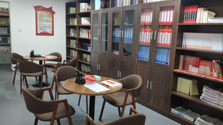 2021年8月26日，濟南市總工會(huì )黨組成員、副主席于虹和女工部部長(cháng)張紹峰一行來(lái)我集團公司調研