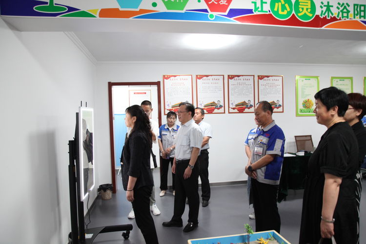2021年8月26日，濟南市總工會(huì )黨組成員、副主席于虹和女工部部長(cháng)張紹峰一行來(lái)我集團公司調研