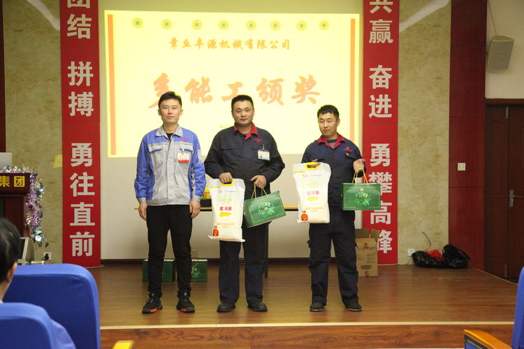 韓部長(cháng)為獲得多能工優(yōu)秀個(gè)人獎的李杰和高印昭頒獎并合影留念