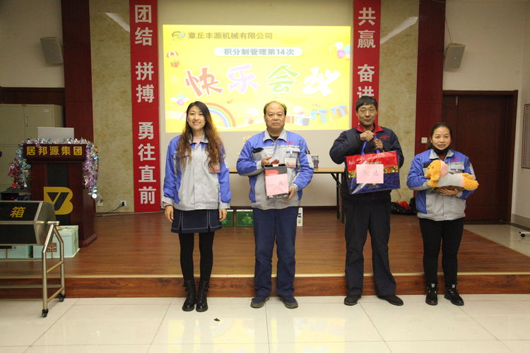 營(yíng)銷(xiāo)部盧玉麗總監為大家擔當本次的拍賣(mài)師，現場(chǎng)高潮不斷。