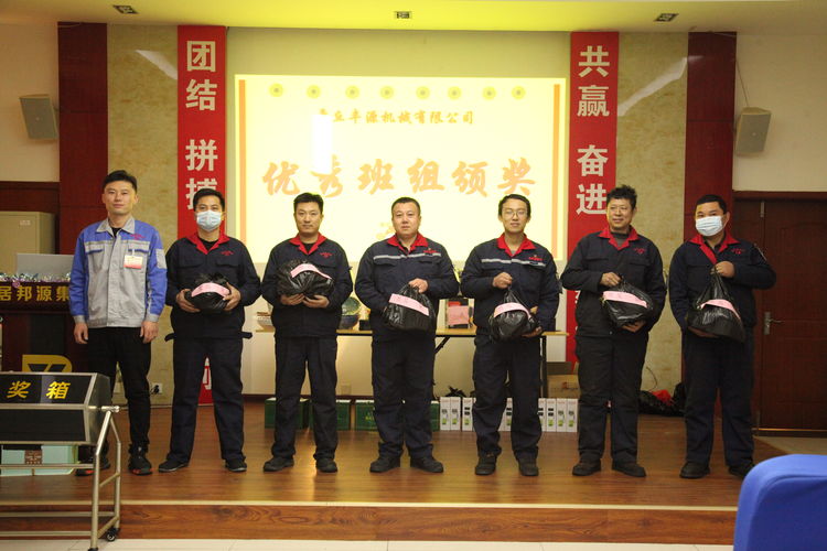 韓部長(cháng)為獲得本次獎項的員工頒獎并合影留念